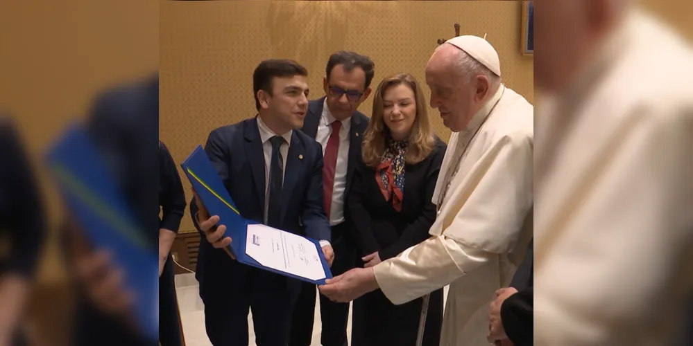 Deputado Federal Aliel Machado entrega comenda ao Papa