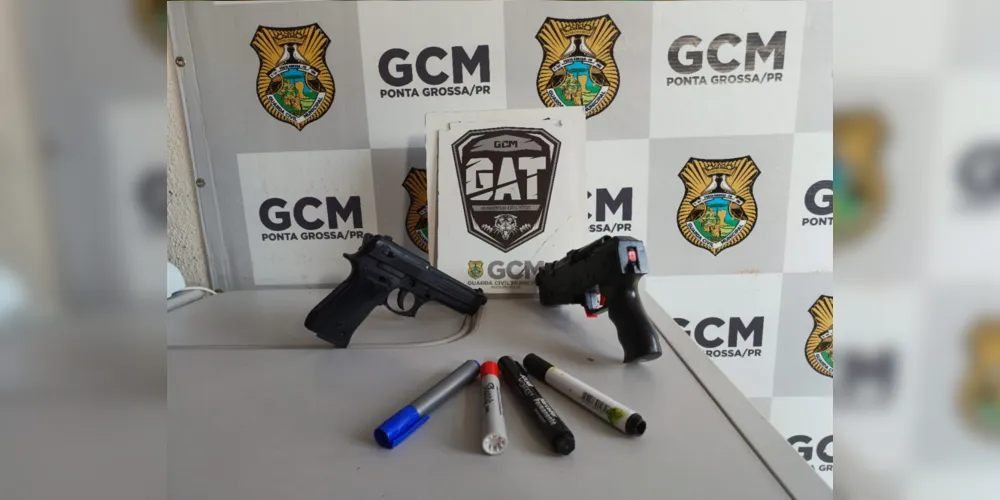 Guarda Municipal foi acionada após denúncia. Suspeitos também portavam dois simulados de pistola