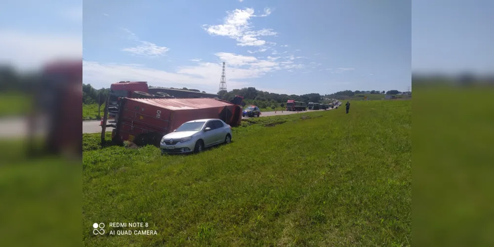 Uma carreta tombou na BR-277, km 138, na serra de São Luiz do Purunã, na madrugada desta terça-feira (19)