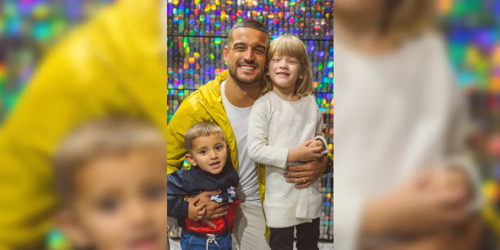 Vitor Hugo Borin Oliveira e seus filhos Alice e Joaquim Leandro Borin Oliveira