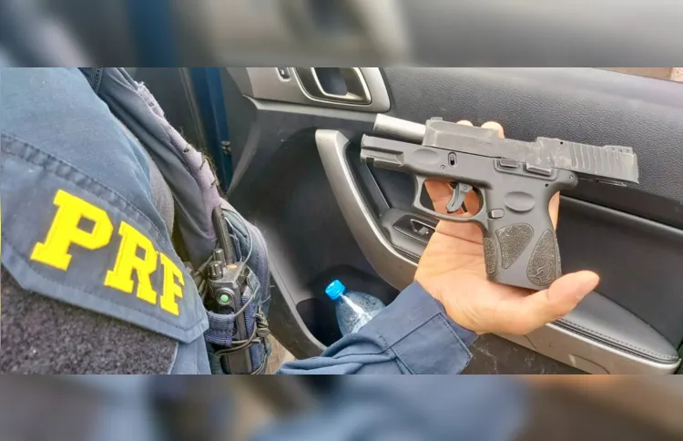 Em Candói (PR), os policiais apreenderam uma pistola calibre 9 mm