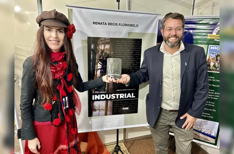 A escritora Renata Regis Florisbelo lançou o livro “Industrial” em dois momentos diferentes nas últimas semanas. No registro de Letícia Teixeira, Renata e o Secretário de Cultura Alberto Schramm Portugal e a autora com as presenças de Fábio Maurício Holzmann Maia, Osvaldo Souza Borges, Dione Navarro, Jacqueline Mattos e Elza Prestes, no sábado, 19 de agosto, durante o PG Memória, no estande do Centro Cultural Professor Faris Michaele. No registro, Renata e Alberto Schramm Portugal.