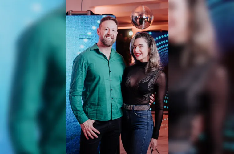 No registro, a advogada Asáia Machado e o médico André S. Marques que estiveram prestigiando recentemente o evento de lançamento do Baile dos 200 anos de Ponta Grossa que aconteceu no Espaço Princess.