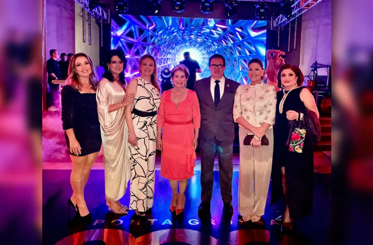 O tradicional Clube Ponta Lagoa foi novamente palco para a celebração do aniversário da cidade, feito ocorrido no Centenário da Princesa em 1923. No coração de Ponta Grossa, uma festividade moderna e animada recepcionou seleto público que festejou a data sob os acordes da Orquestra Sinfônica da Cidade. No registro especial, parte da diretoria do clube ladeando a prefeita Elizabeth Schmidt, Claudia Mongruel, Leontina Mendes Stadler, Giorgia Bin Bochenek, Osni Mongruel Junior, Indianara Mattar Milleo e Iclea Saliba Cunha.