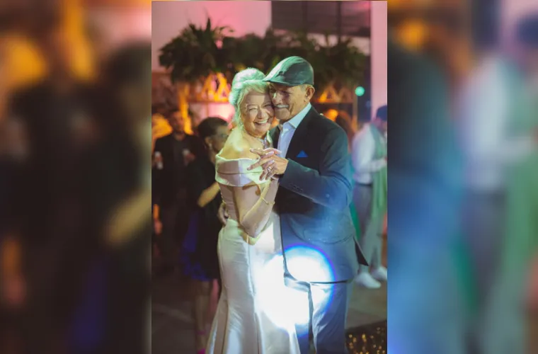 O casal Edilson José Januário e Maria Aparecida Santos Januário na última quarta-feira (27) celebrou seus 55 anos de casados, bodas de ametista. Para representar os 55 anos de casados o elemento escolhido foi a Ametista, é uma variação do quartzo muito apreciada por sua beleza única, de cor violeta a lilás. É relacionada à espiritualidade e evolução da alma por meio do amor. Elemento ideal para representar a longa jornada de um casal que está junto há tanto tempo, assim como Edilson e Maria Aparecida. Da coluna RC os votos de muito amor e saúde para que o querido casal siga inspirando e sendo exemplo para todos que os cercam.