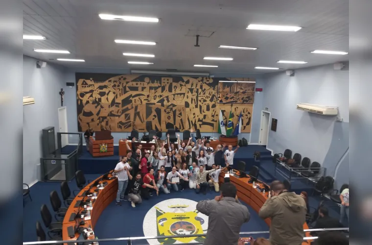 Recentemente o Grupo de Teatro Universitário UEPG recebeu uma Monção de Aplauso proposta pelo vereador Dr. Erick pelos serviços prestados à comunidade. O GTU (Grupo de Teatro Universitário) UEPG tem a direção de Daniel Frances.