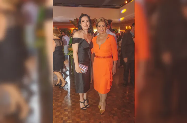 No registro de Laertes Soares, a badalada estilista Fernanda Nadal e a prefeita Elizabeth Schmidt prestigiando o Baile dos 200 anos de Ponta Grossa que aconteceu recentemente. Vale ressaltar, que na ocasião a prefeita Elizabeth usou uma criação da estilista destaque da nossa cidade Fernanda Nadal.