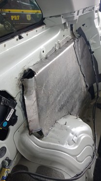 Compartimento oculto no porta-malas do veículo servia de esconderijo para a cocaína