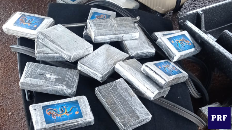 40,6 kg de cloridrato de cocaína estavam escondidos em um automóvel