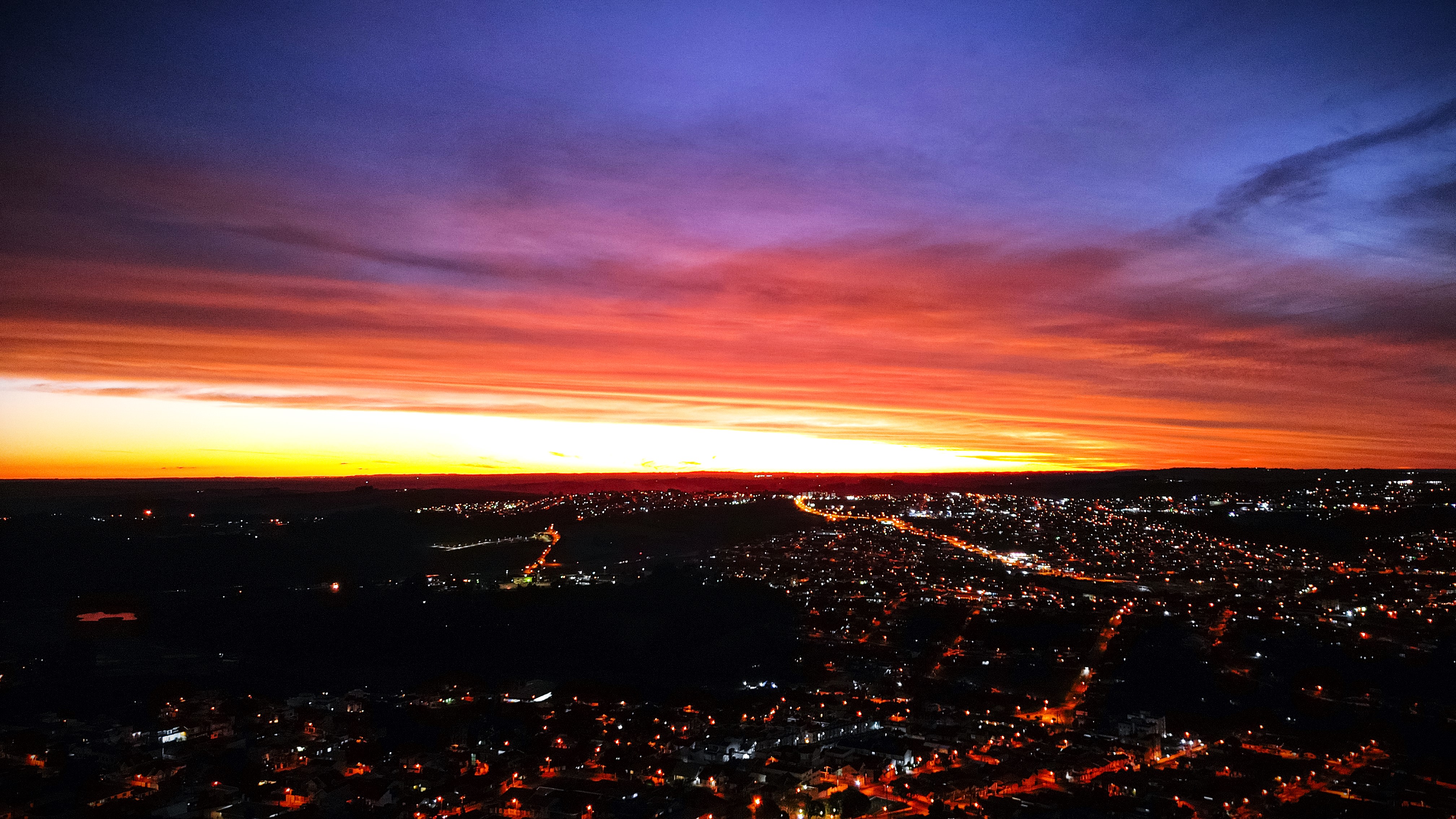 Céu alaranjado da 'Princesa dos Campos Gerais'