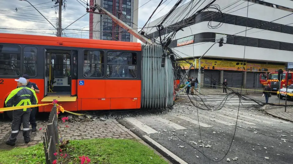 Acidente aconteceu na manhã deste sábado (09), em Curitiba