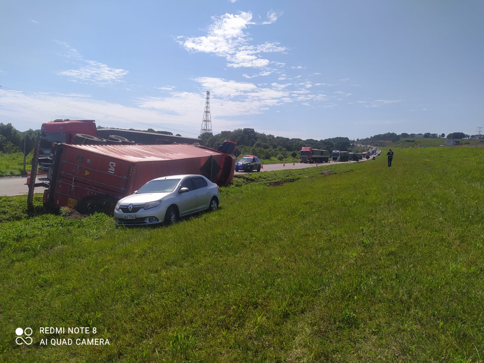 Uma carreta tombou na BR-277, km 138, na serra de São Luiz do Purunã, na madrugada desta terça-feira (19)