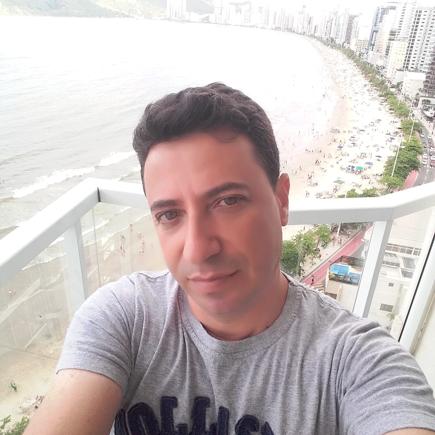 Gil Lacer reserva o dia de hoje (7) para receber os cumprimentos pela passagem de seu aniversário. Da coluna RC os votos de alegrias e sucesso
