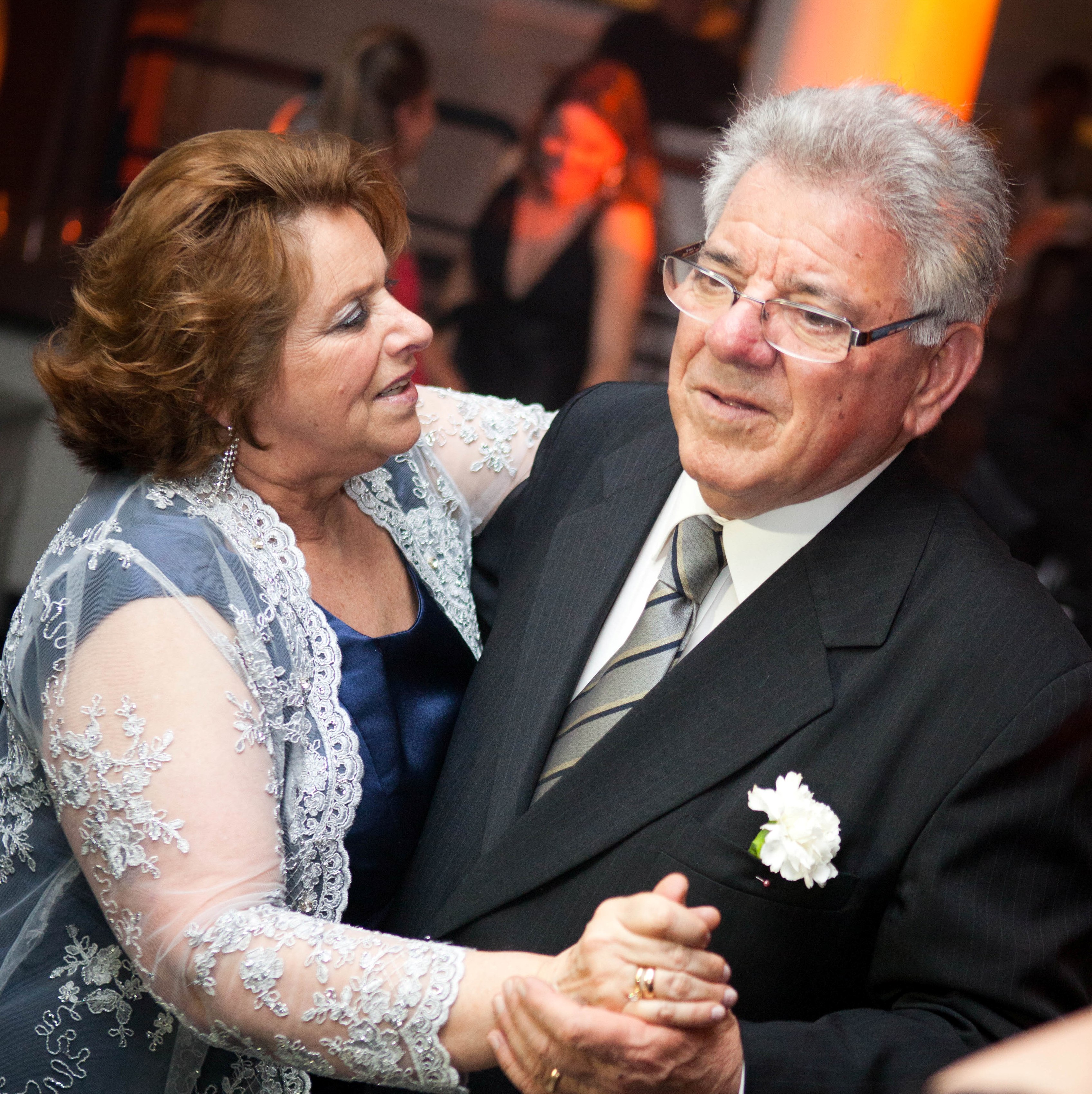 Ubirajara Cury e Jussara Varrasin Cury celebraram na intimidade familiar no último domingo (3), seus 57 anos de casados, bodas de lápis lazulli. Essa pedra foi encontrada sete mil anos antes de Cristo. Por ser translúcida e bem clara, ela representa a transparência no casamento entre o casal. Da coluna RC os votos de saúde e cumplicidade a este casal que é exemplo de amor a todos que os cercam