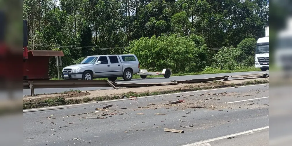 Colisão aconteceu no início da tarde desta terça-feira (10)