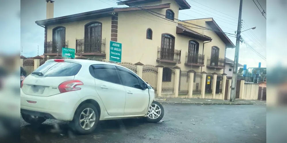 Um dos carros ficou na via, após a colisão na rua Jaguapitã