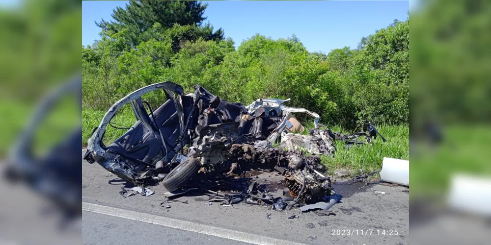 Veículo ficou completamente destruído após o acidente