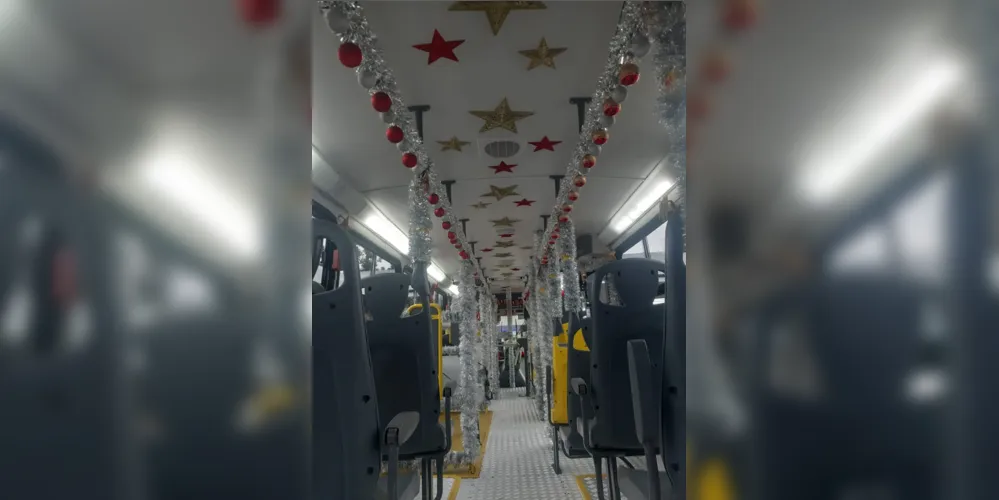 Ônibus também está decorado com objetos natalinos