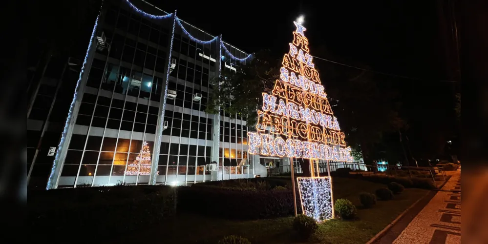 Imagem ilustrativa da imagem Prefeitura de PG é iluminada com decoração de Natal
