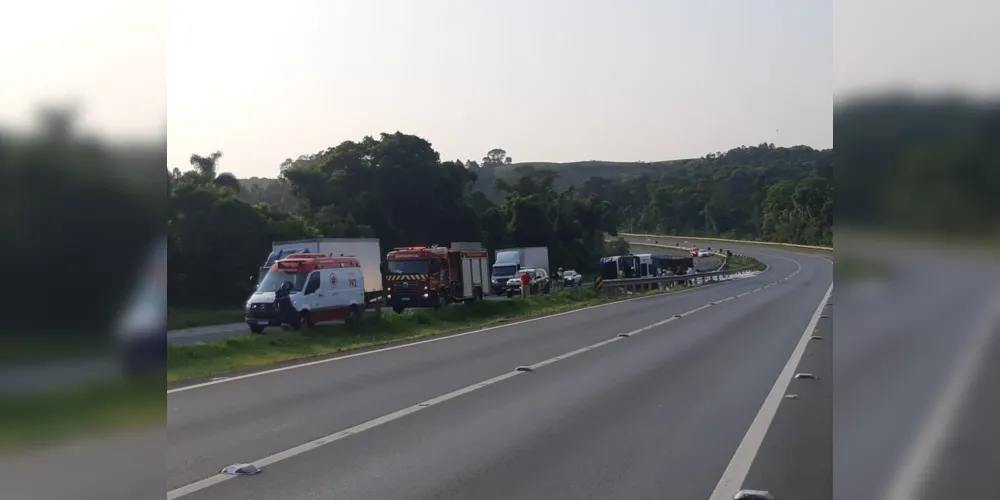 Informações repassadas pela Polícia Rodoviária Federal (PRF) apontam que o tombamento ocorreu no km 451, sentido sul