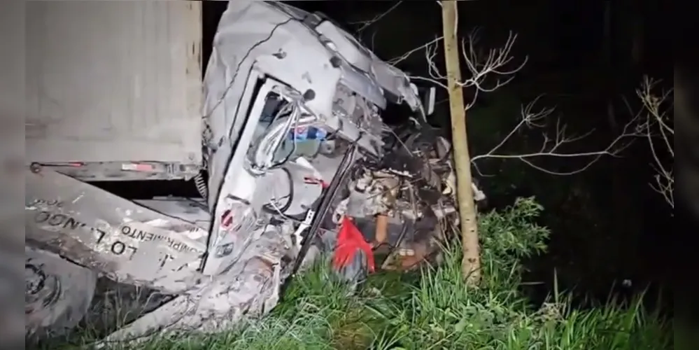 Caminhoneiro foi socorrido pelo Corpo de Bombeiros (Siate)