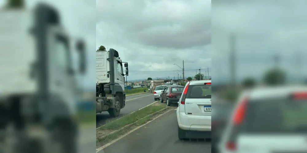 Motoristas desviam o trajeto por um canteiro