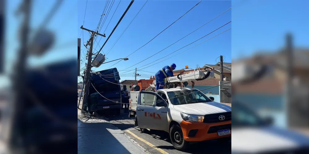 Caminhão atingiu um poste sobre a calçada