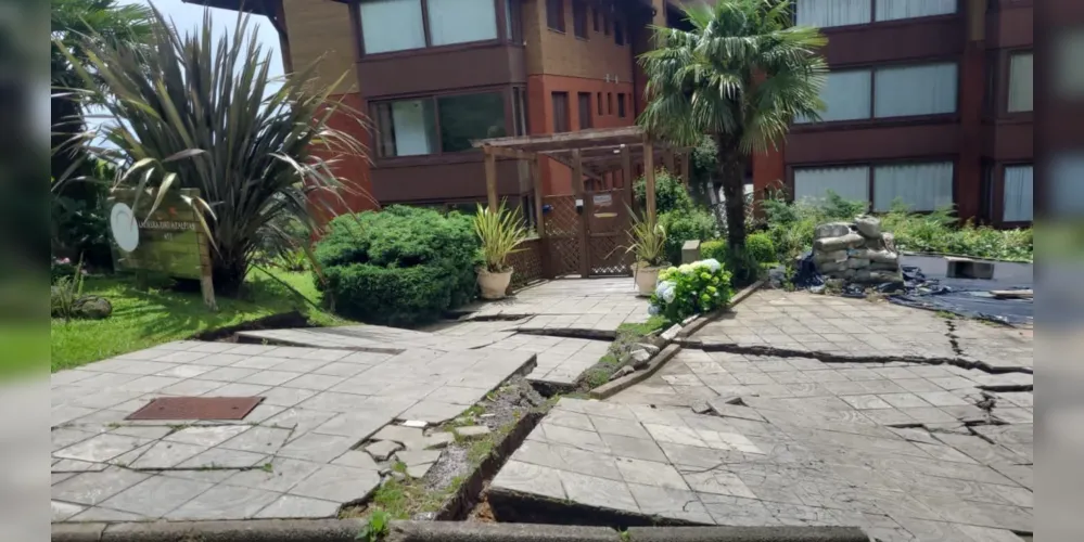 Rachaduras interditam casas e bairros inteiros em Gramado (RS)