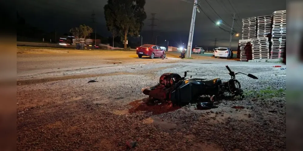 Acidente aconteceu na noite desta sexta-feira (29), na Avenida Juscelino Kubitscheck de Oliveira, na Cidade Industrial de Curitiba (CIC)