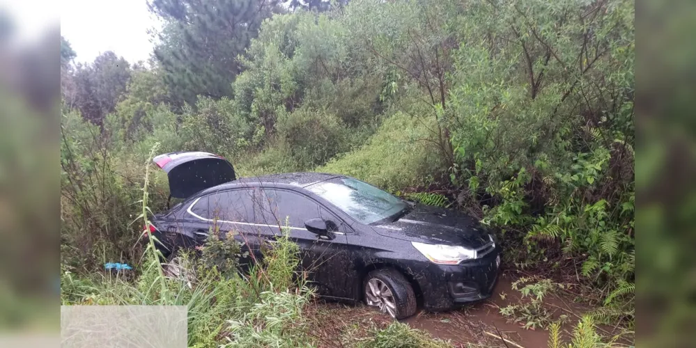 Drogas foram encontradas em fundos falsos no automóvel