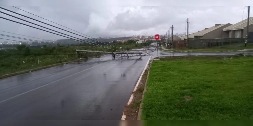 Temporal derrubou postes de energia elétrica em Uvaranas