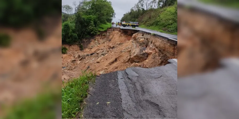 Desmoronamento ocasionado pelas chuvas afetou um trecho da BR-476