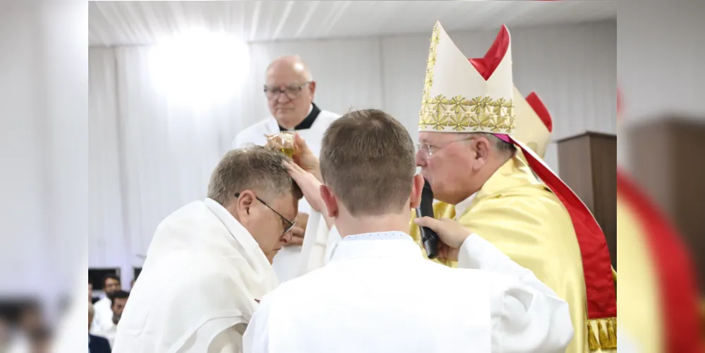 A cabeça do novo bispo é ungida com óleo bento