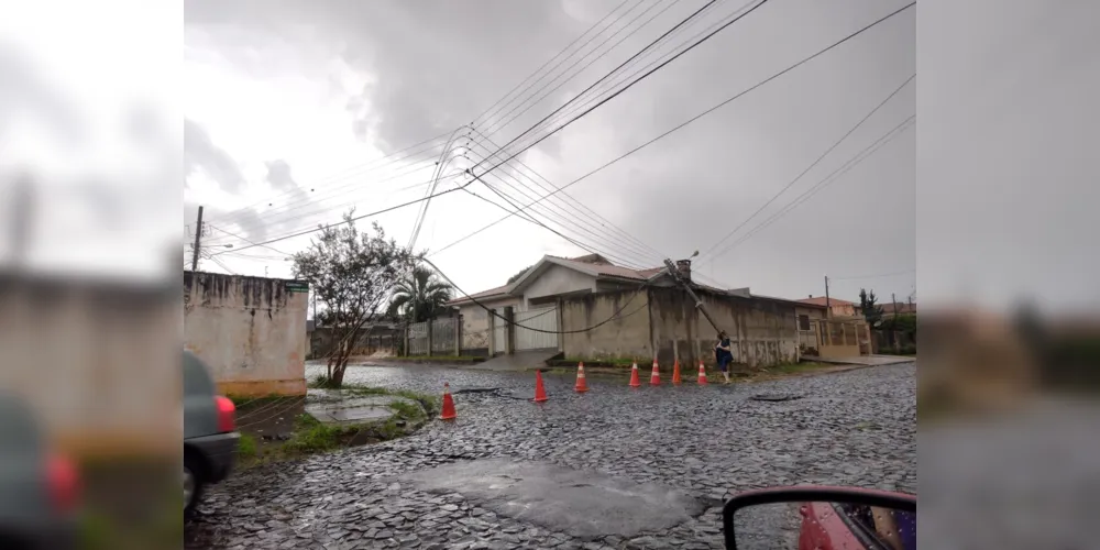 Poste acabou partindo ao meio por conta da forte chuva desta tarde.