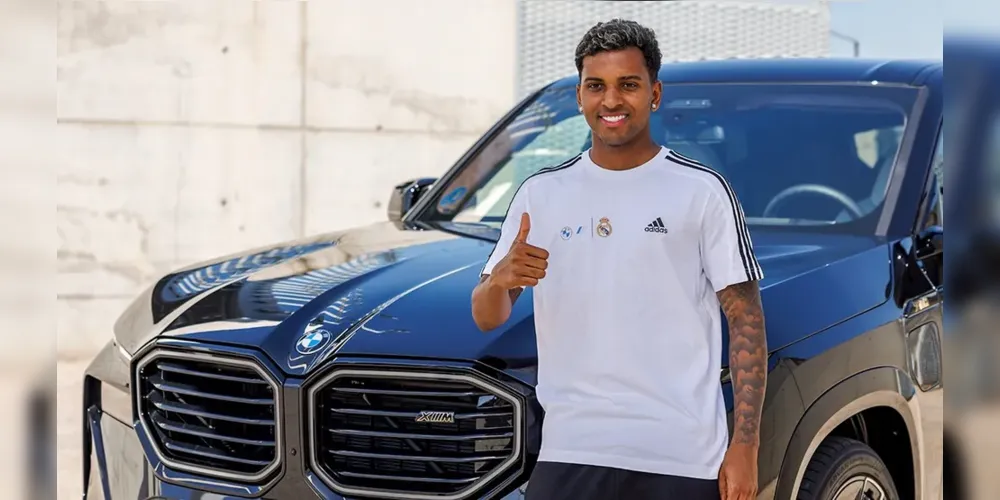 Rodrygo com o carro novo