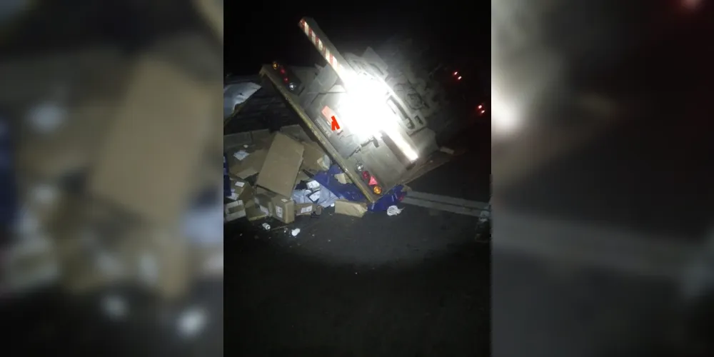 Um caminhão tombou na madrugada deste sábado (11), na BR-376, no km 460, na ponte do Rio Barrinha, em Tibagi