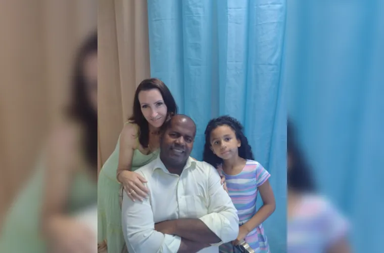 O funcionário da Receita Federal Júlio Cesar da Silva recebeu as felicitações pela chegada seu aniversário na última quarta-feira (29). No registro Júlio com Elizandra Gomes e Alice Gomes da Silva. Da coluna RC os votos de realizações.