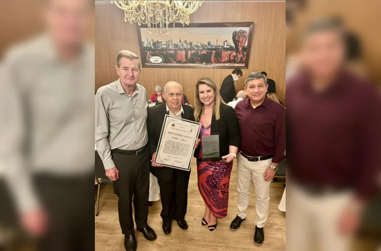 Recentemente, a Diretoria da SICREDI Campos Gerais, Grande Curitiba, PR/SP, aproveitou a homenagem prestada pelo Lions Clube Pitangui no restaurante La Gondola, quando ele recebeu o "Mérito Leonistico O Pitangui". Na ocasião o SICREDI entregou ao jornalista e radialista Alvaro Andrade que é associado da SICREDI a 22 anos. Os diretores Ferdinand Van der Vinne (vice-presidente), Leila Rejeane Dobis Grik (diretora-executiva) e Reinaldo Fernandes de Oliveira (Negócios), entregaram uma placa comemorativa e um mimo. Alvaro foi homenageado pelo Lions Clube Pitangui pelo seu "Jubileu de Ouro”, 50 anos de serviços prestados ao jornalismo nos Campos Gerais, e rádios de Ponta Grossa.