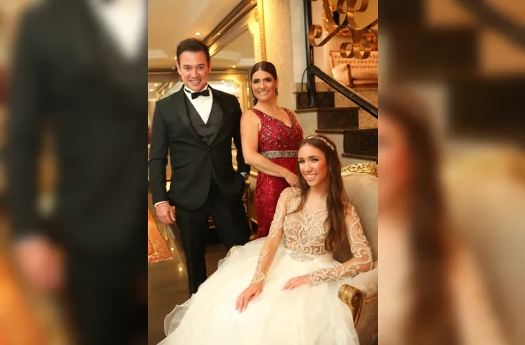 O destacado profissional da Odontologia Rodrigo Pupo Farhat foi muito cumprimentado pela passagem de seu aniversário no último sábado (18). No registro, Rodrigo, com sua esposa Patricia Farhat e sua filha Bruna Bahls de Almeida Farhat. Da coluna RC os votos de alegrias e sucesso.