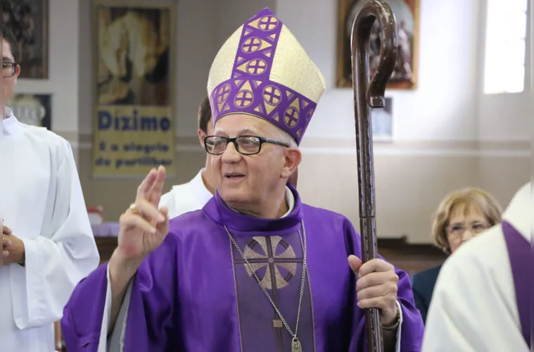 O Bispo Dom Sergio Arthur Brasqui receberá as felicitações pela passagem de seu aniversário no próximo domingo (3). Vale registrar, que Dom Sergio celebrará seus 75 anos de idade e neste ano completou 20 anos à frente da Diocese de Ponta Grossa. Da coluna RC os votos de saúde e disposição para continuar sendo esse exemplo de bondade, energia e alegria.