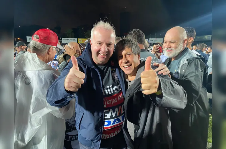 Uma noite memorável no estádio Germano Krüger, marcou o retorno triunfante do Operário Ferroviário Esporte Clube à Série B do Campeonato Brasileiro. Este momento histórico foi vivido com grande emoção por todos os envolvidos, especialmente pela Sicredi Campos Gerais e Grande Curitiba PR/SP, patrocinadora fiel do clube há mais de 12 anos. 
No registro, o presidente da Sicredi Campos Gerais e Grande Curitiba PR/SP, Márcio Zwierewicz e Álvaro Góes, membro do Conselho de Administração da Sicredi Campos Gerais e Grande Curitiba PR/SP e presidente do grupo gestor do Operário.