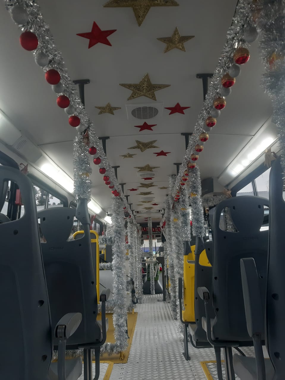 Ônibus também está decorado com objetos natalinos