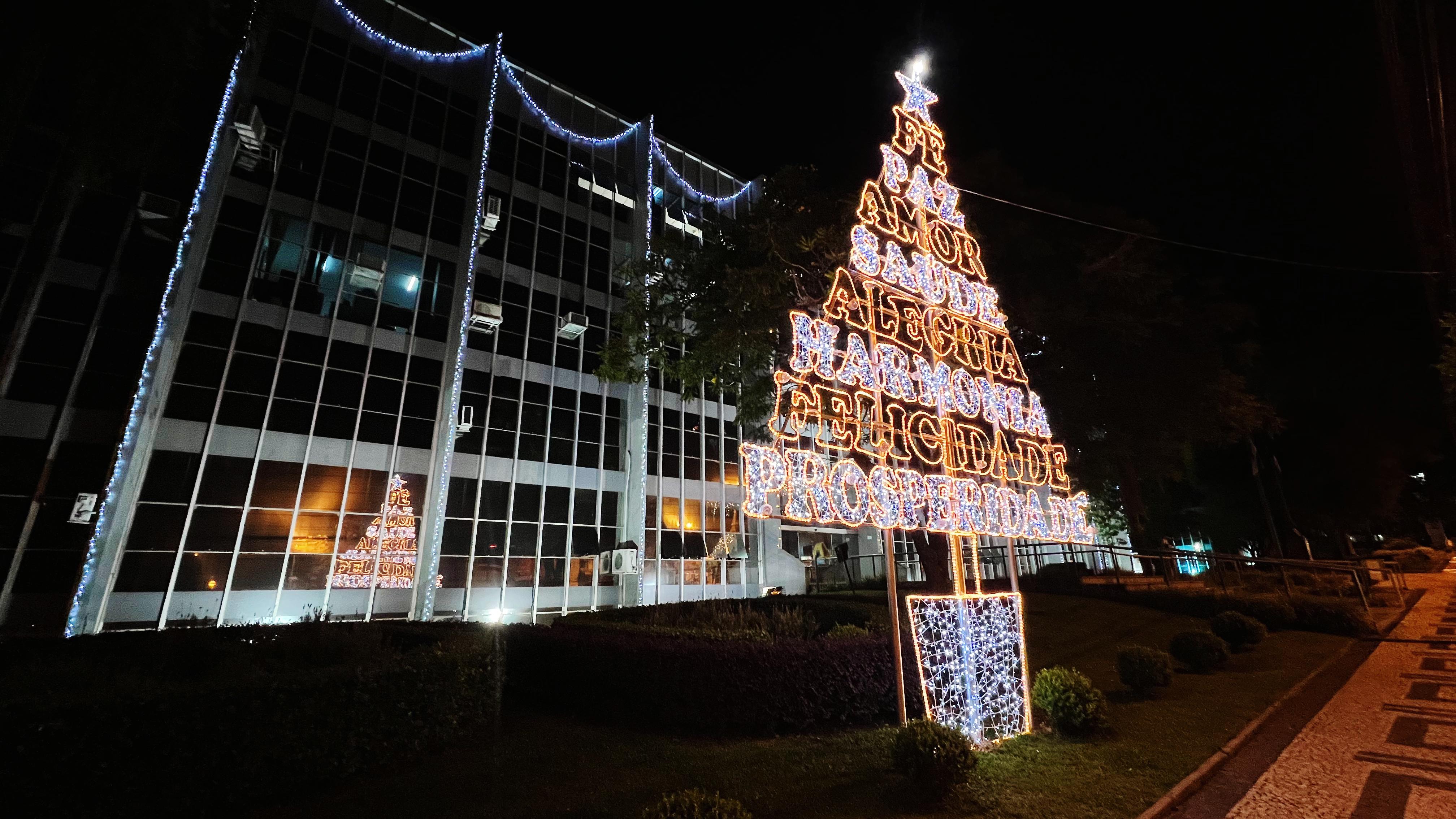 Imagem ilustrativa da imagem Prefeitura de PG é iluminada com decoração de Natal