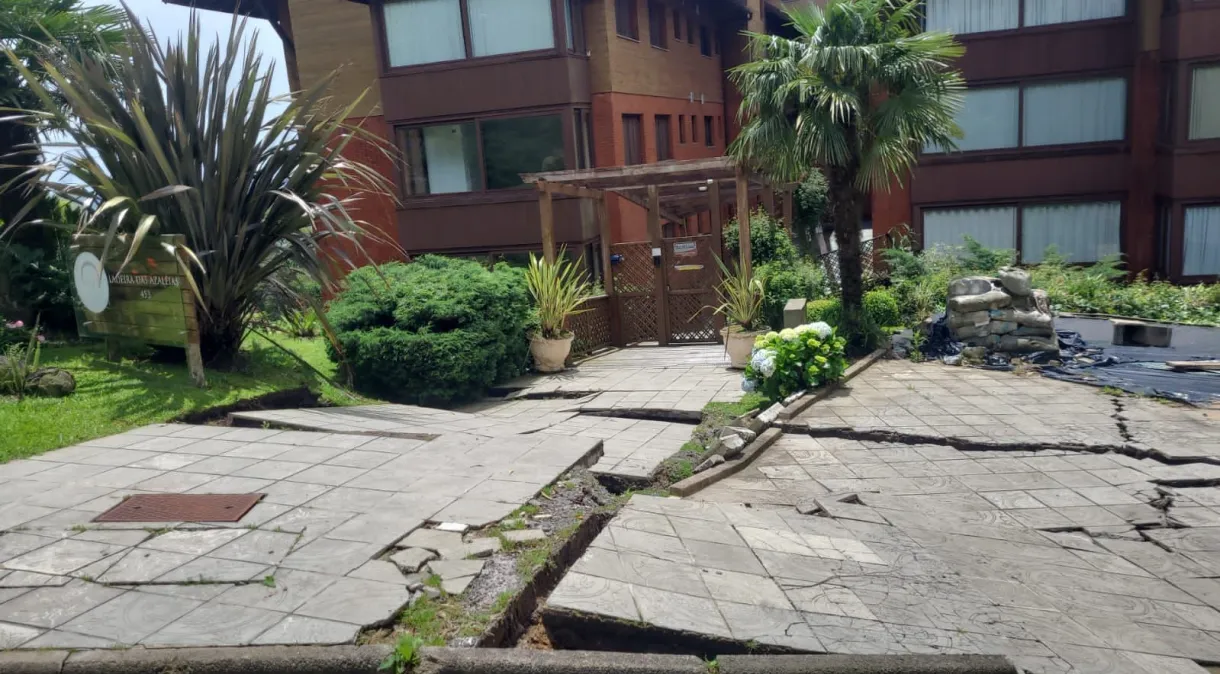 Rachaduras interditam casas e bairros inteiros em Gramado (RS)