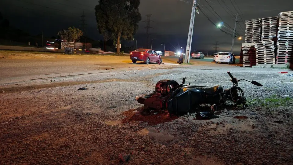 Acidente aconteceu na noite desta sexta-feira (29), na Avenida Juscelino Kubitscheck de Oliveira, na Cidade Industrial de Curitiba (CIC)