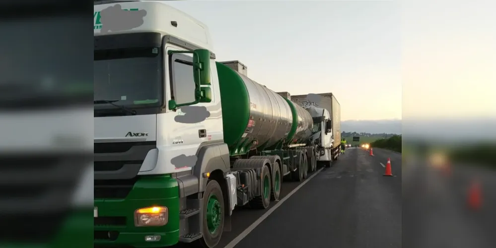 Imagem ilustrativa da imagem Caminhão colide na traseira de outro e dois ficam feridos em PG
