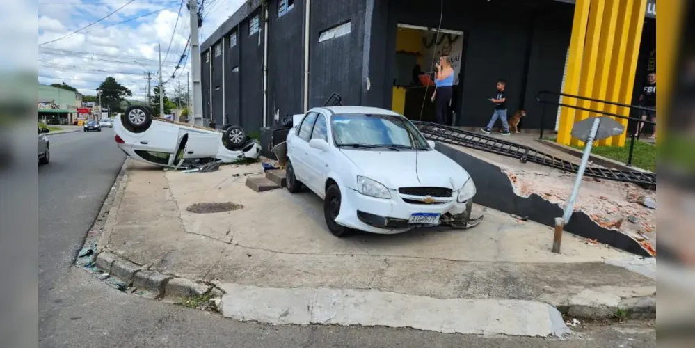 Motorista de aplicativo em alta velocidade provoca batida, capota, e carros quase invadem igreja na RMC