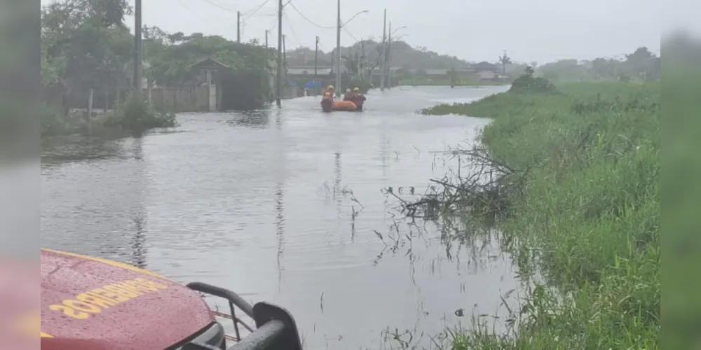 No Balneário Albatroz as equipes tiveram que utilizar bote para transitar.