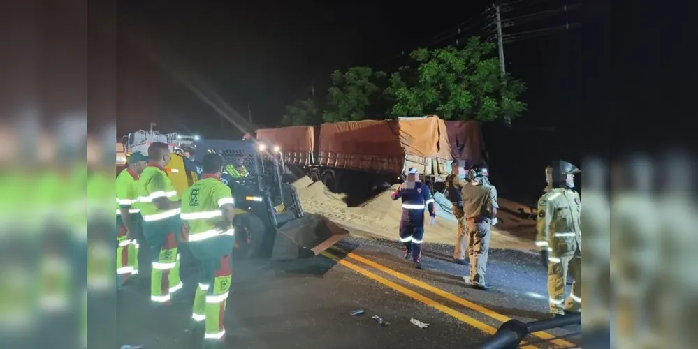 O caminhão que estava quebrado e parado na rodovia