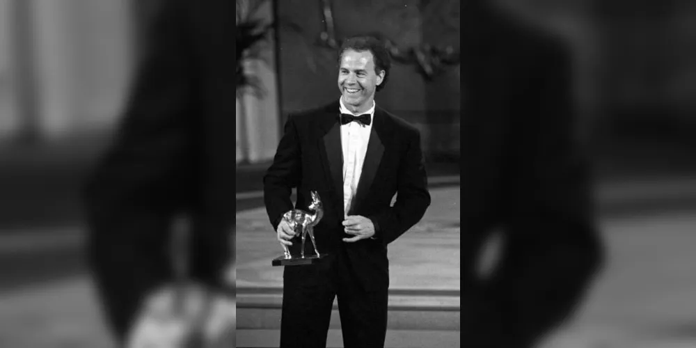 Recebendo premiação por seu título como treinador na Copa do Mundo FIFA de 1990.